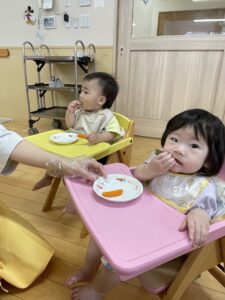 スティック野菜をカミカミ